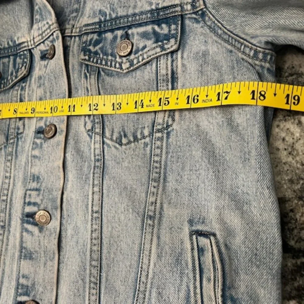 Vintage GAP denim trucker jean jacket. Light blue acid wash Women's‎ Size Small